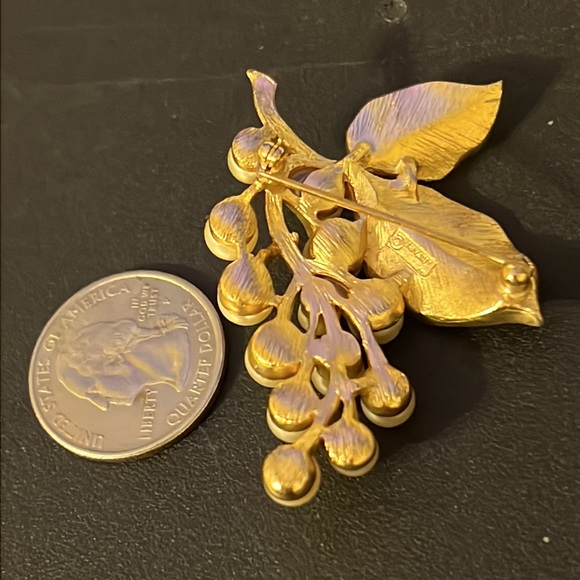 Vintage Designer Crown Trafari Susan Caplan Gold Faux Pearl Grape Brooch - Picture 10 of 12